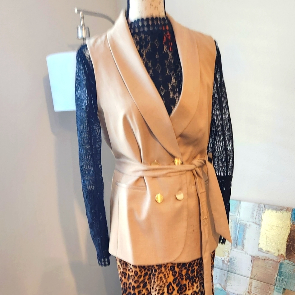 Sleeveless blazer